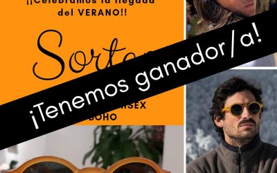 Entrega de la gafa Mr. Boho a la ganadora del sorteo